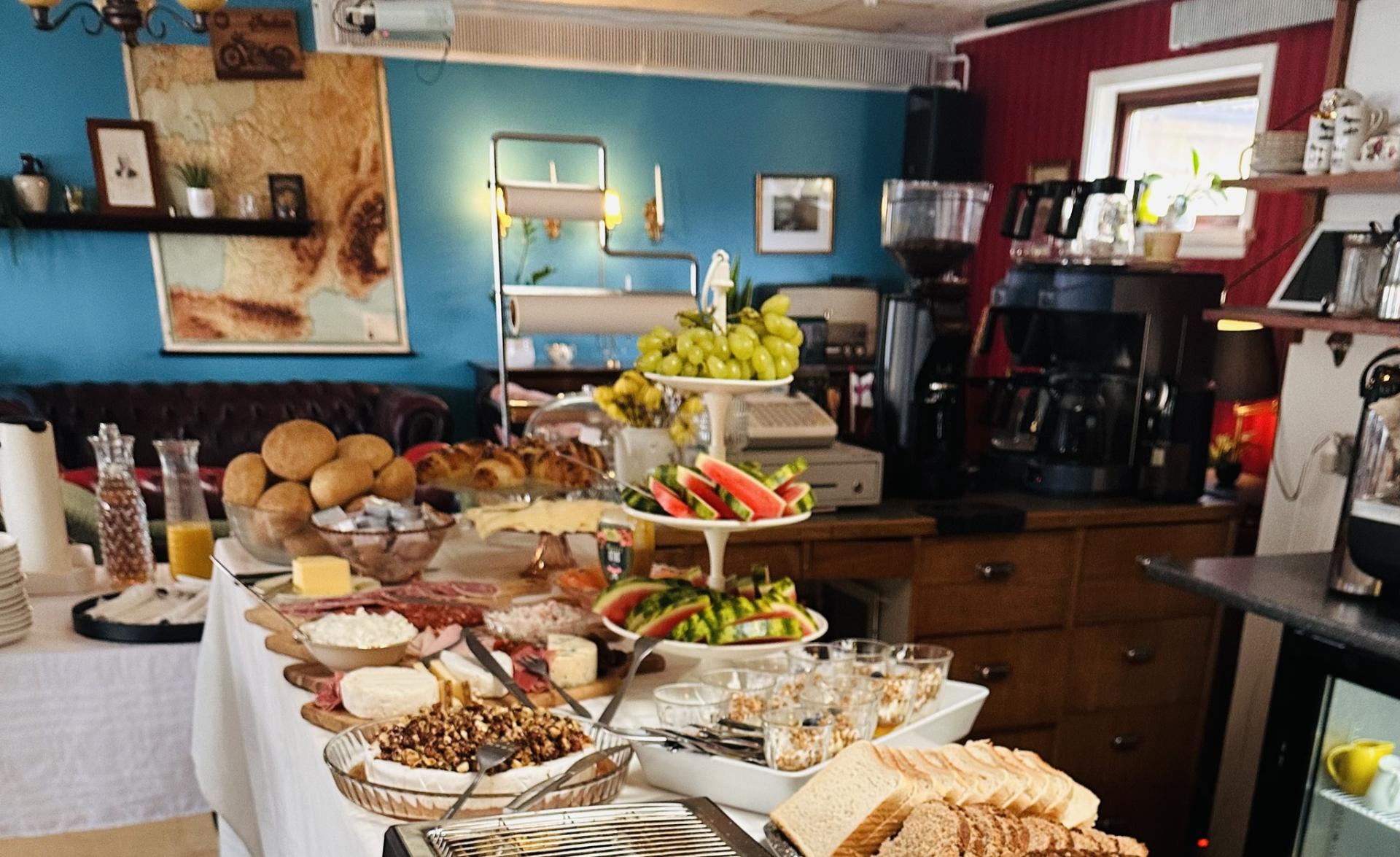 Brunch at Mølin Guesthouse and Café ín Skálavík