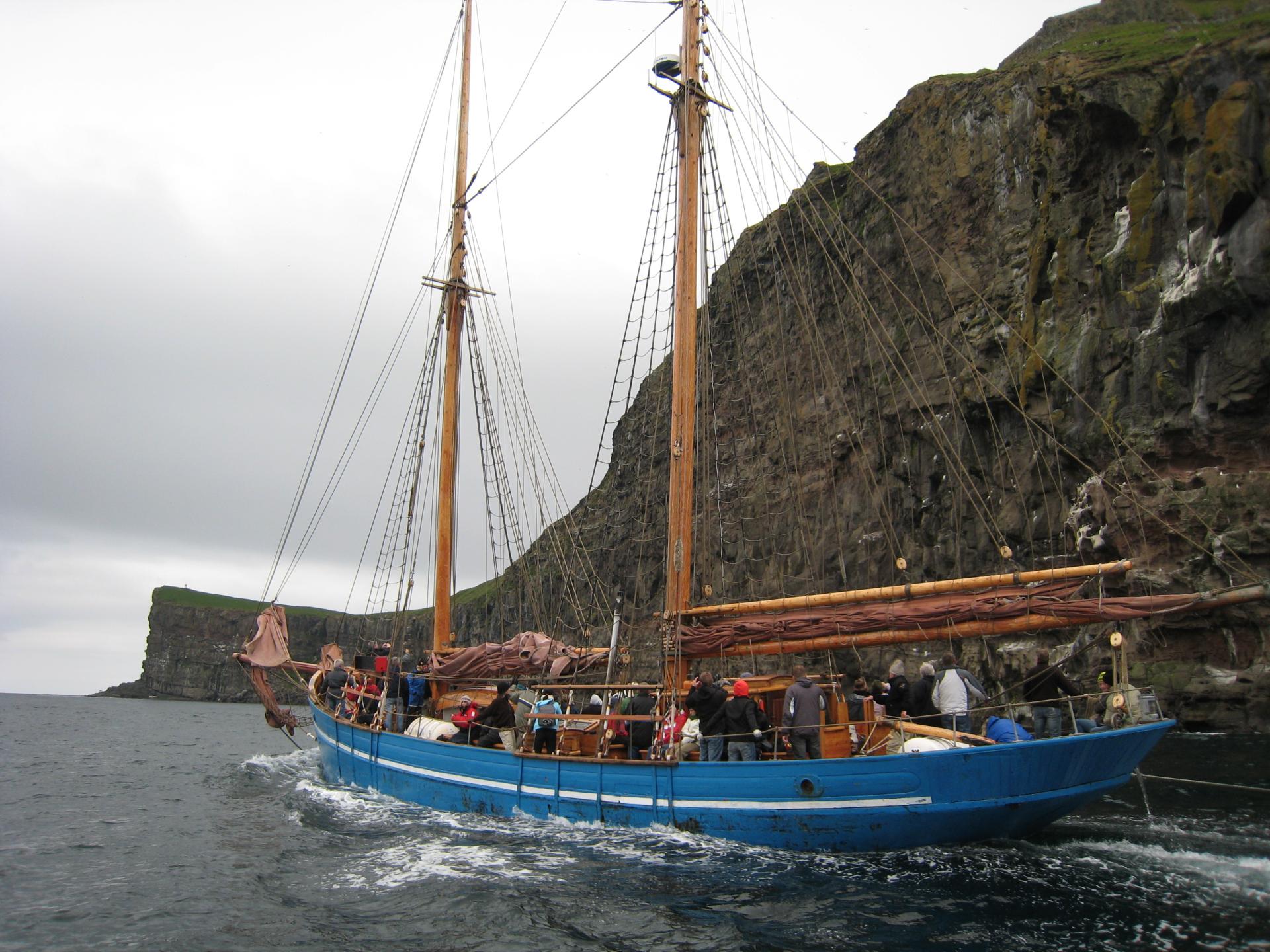 The schooner Norðlýsið sometimes offers day tours to Stóra Dímun.
Photo: 