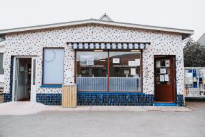 Kioskin á Bakarínum. Kiosk in Sandur where you can buy hotdogs and icecream